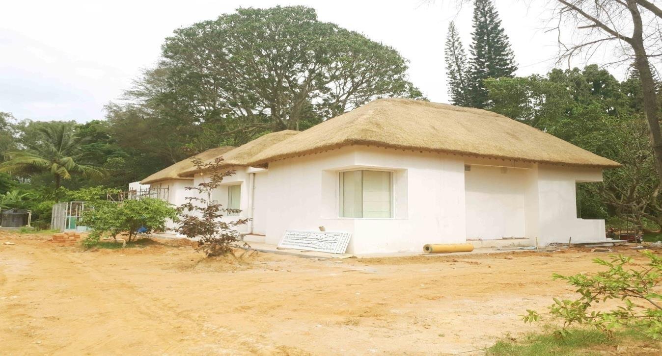 Mud House project 014: White courtyard house portfolio overview