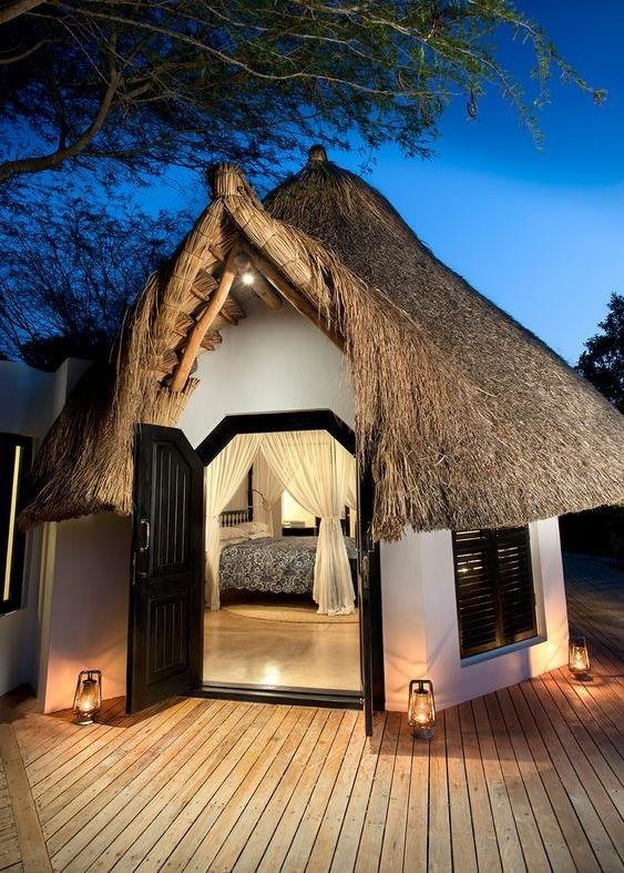 Mud House Reference Model 022 – Evening thatch hideaway
